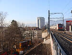 Der Bahnhof Wipkingen: Durchfahrt eines IC 2000-Zugs, Blick gegen Zürich.