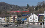 Mit Olli auf Motivsuche in Schaffhausen - 

Zwei Dostos doppelstöckig unterwegs westlich von Schaffhausen. Oben DB nach Basel und unten eine S9 der Züricher S-Bahn kurz vor ihrem Endbahnhof in Schaffhausen.

09.10.2025 