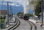 Der Blonay-Chamby Extrazug von Vevey nach Chaulin wartet in St-Légier Gare auf den Gegenzug.