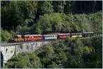50 Jahre Blonay Chamby - MEGA BERNINA FESTIVAL: Die RhB Bernina Ge 2/2 161 Asnin (Eselchen) und der RhB ABe 4/4 35 mit einem bunten Zug bei Vers Chez Robert beim Baie de Clarens Viadukt auf dem Weg