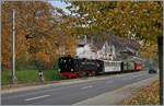 Die SEG G 2x 2/2 105 (Baujahr 1918) erreicht mit einem bunten Reisezug das herbstliche Blonay.