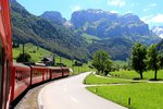 Appenzellerbahnen - ein langer Zug mit vorangestellten Zusatzwagen kurz vor Wasserauen.