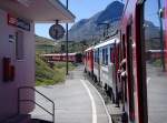 Wäre die Motivauswahl wenige Sekunden früher fertig gewesen, die Zugfront des in die Station Bernina-Lagalb einfahrenden R 1636 wäre vollständig in der Scheibe des wartenden, von