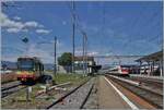 Der O-C Be 4/8 N� 3 (94800 450 003-9 D-TVYS) wartet als R11 im mit Gleichstrom ausger�steten Teil von Charonay als R11 auf die Abfahrt nach Orbe, w�hren rechts im Bild ein SBB ICN 500 als IC 5 auf dem Weg in Richtung Z�rich ist.

5. Juli 2025