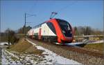 RABe 502 203-8 scheint nicht zu wanken trotz schneller Fahrt, völlig gerade auf dem Gleis, dabei war er subjektiv deutlich schneller als der nachfolgende GTW.