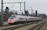 Nachschuss auf einen RABe 503, der mit einem EC auf dem Weg nach München am 24.02.2023 den Bahnhof Hergatz durchfährt.