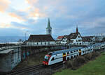 Rüschlikon, an der alten Strecke Zürich - Thalwil dem See entlang: Durchfahrt des Zuges 514 055 Richtung Zürich.