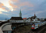 Rüschlikon, an der alten Strecke Zürich - Thalwil dem See entlang: Durchfahrt des Zuges 514 016 Richtung Thalwil.