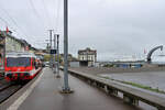 Seelinie Rorschach - Arbon - Romanshorn - Kreuzlingen (dann Fortsetzung Stein am Rhein - Schaffhausen): Rorschach Hafen, eine Station nördlich von Rorschach, mit Triebwagen 25 der Rorschach - Heiden - Bahn auf dem seeseitigen und Thurbo GTW 2/8 761 auf dem anderen Gleis. 4.Oktober 2021 