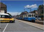 Postautoanschluss in Chernex; während das kleine Postauto Richtung Vallon de Villars fahren wird, verlässt der MOB ABDe 8/8 4004  Fribourg  Chernex Richtung Montreux.