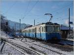 Der MOB ABDe 8/8 4002 VAUD verlässt als Wintersportzug für eine Schulgruppe von Vevey Blonay Richtung Chamby.