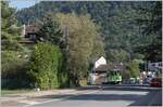 Ab Bevieux bis zum Bahnhof in Bex fährt die BVB erneut auf der Strasse, wobei es besonders im Ortskern von Bex ziemlich eng zugeht.