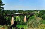 193 812 überquert das Beratzhausener Viadukt mit Calcit leerzug aus Schwed/Oder nach Lubliana.