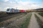 187 512 mit einem Containerzug bei Wettelsheim in Richtung Ansbach.23.03.24