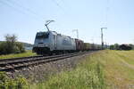 386 018-6 zieht mit einem Containerzug bei Oberdachstetten in Richtung Norden. 08.06.24