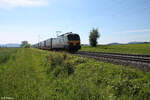 br193/871725/193-595-6-zieht-bei-poelling-mit 193 595-6 zieht bei Pölling mit einem LKW-Walterzug in Richtung Nürnberg. 20.05.24