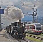 Lokwechsel! Und schon dampft die kleine HG 3/3 1068 der BDB (Brünig Dampf Bahn) mit einer prächtigen Rauchfahne dem Brünig entgegen.
